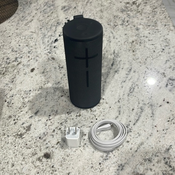 Ultimate ears boom (small) generation 3. With case and charger - Picture 3 of 5